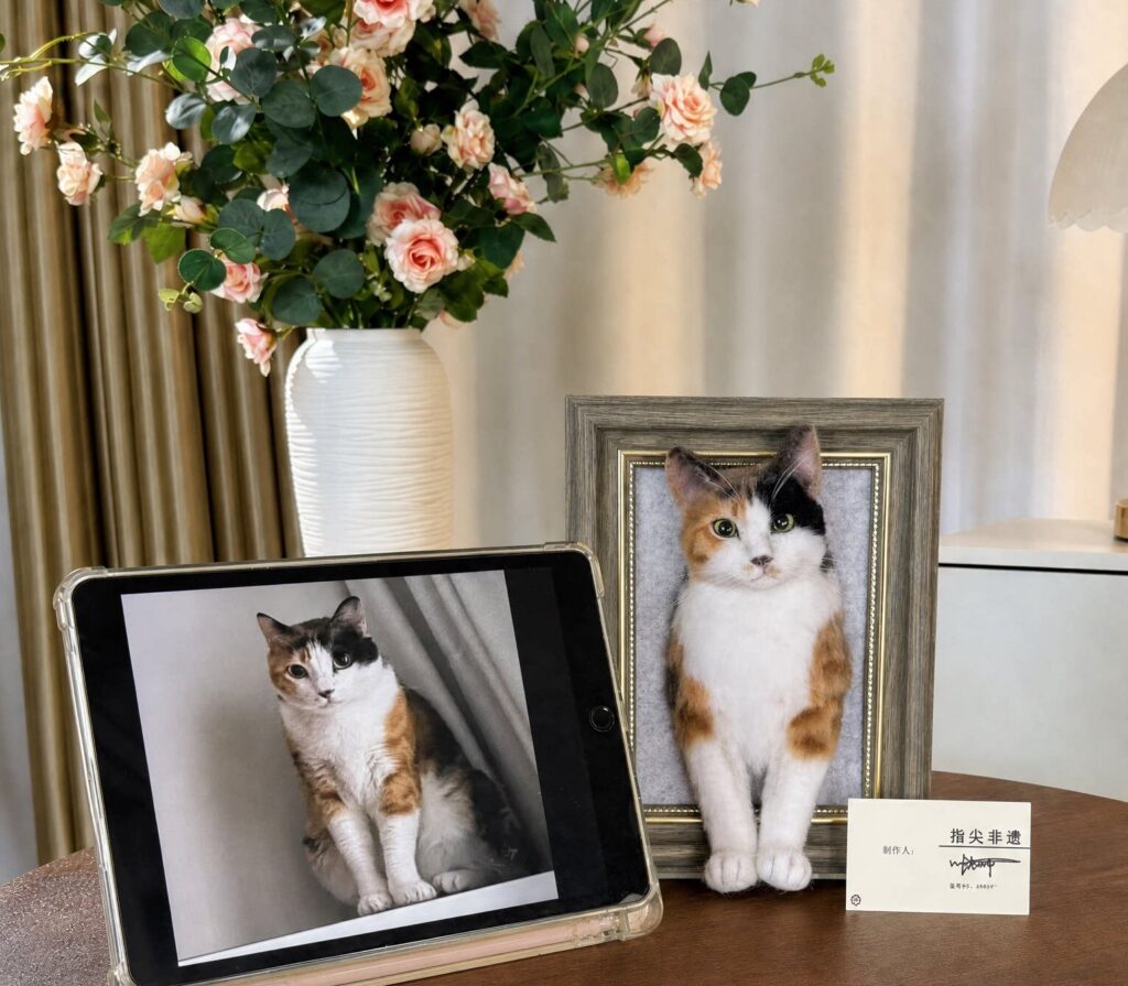Das fertige gerahmte Porträt auf einer Anrichte neben dem Referenzfoto